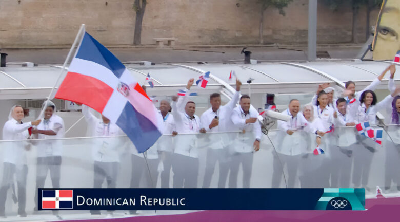 delegación dominicana hizo su debut en la ceremonia de apertura de los Juegos Olímpicos de París 2024