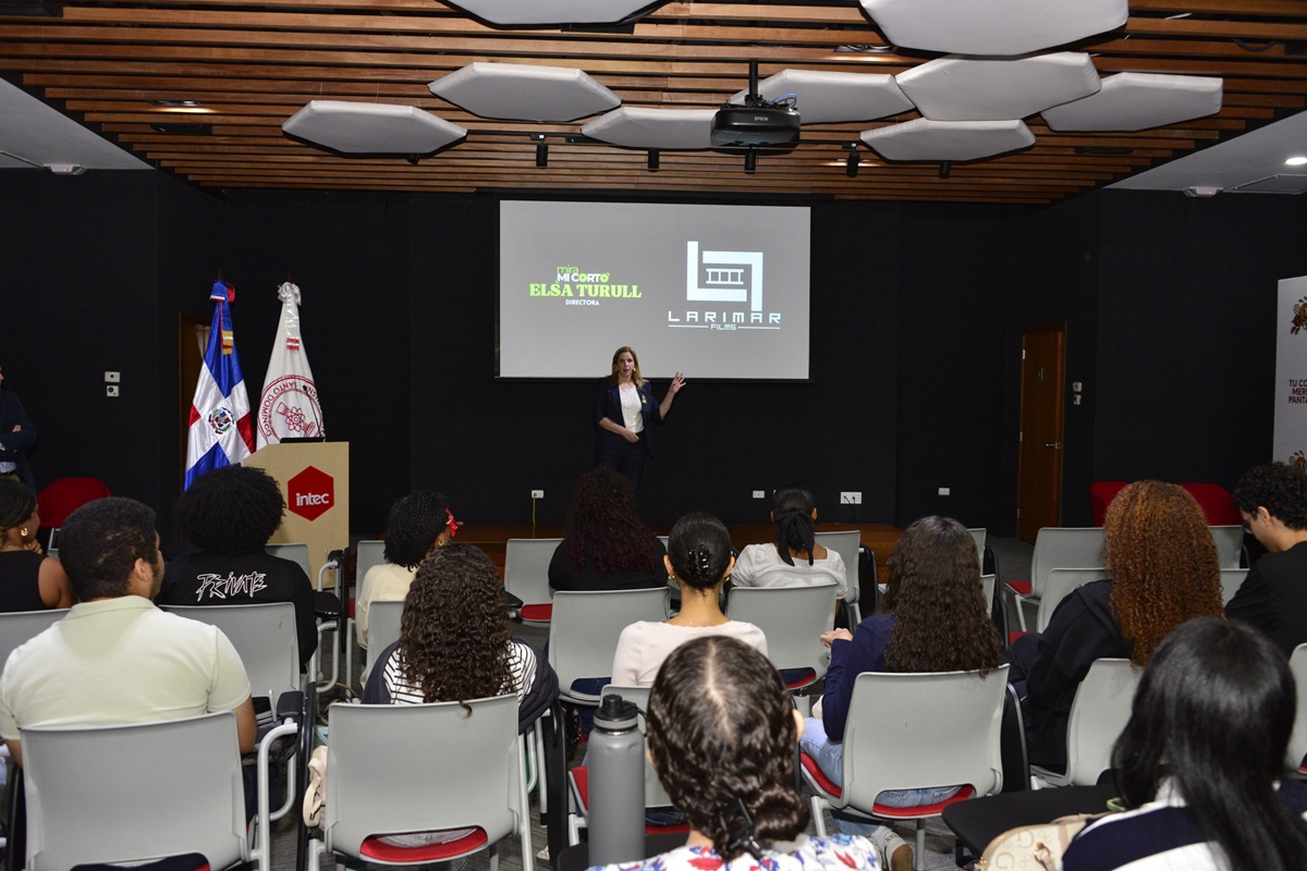 La directora de cine y docente del INTEC, Elsa Turul, dictó uno de los talleres de La Filmena