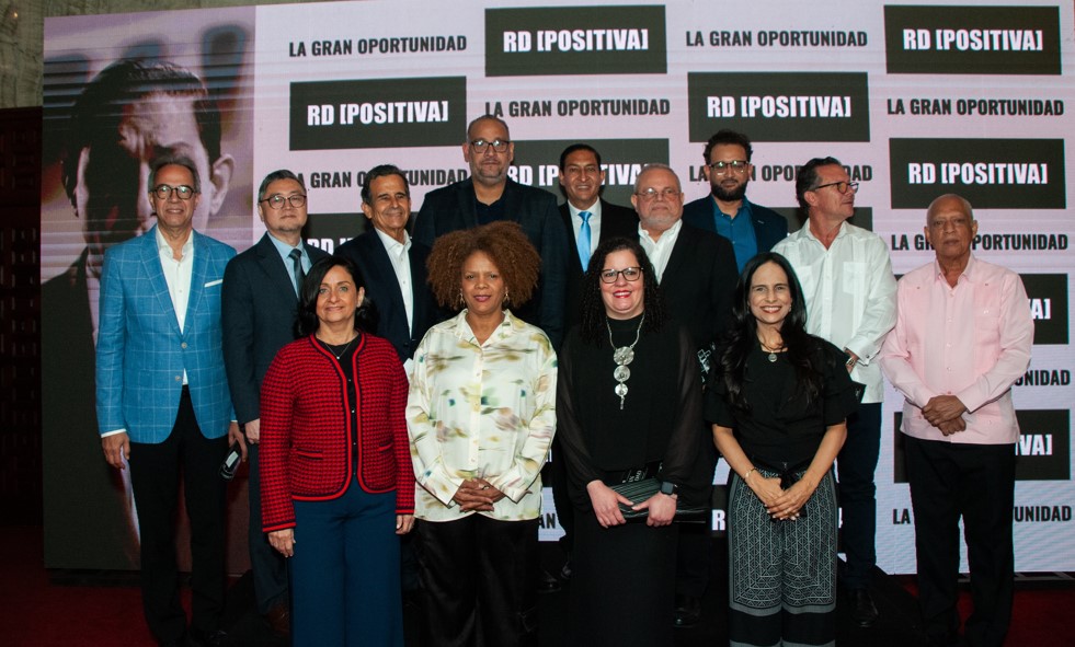 Luis Molina y Jason Blanco junto a las personalidades que participaron en el documental La Gran Oportunidad.