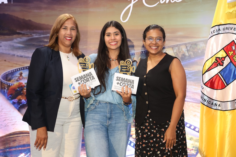 Lolie Taína Bogen recibe reconocimiento de “Mejor Guion”.
