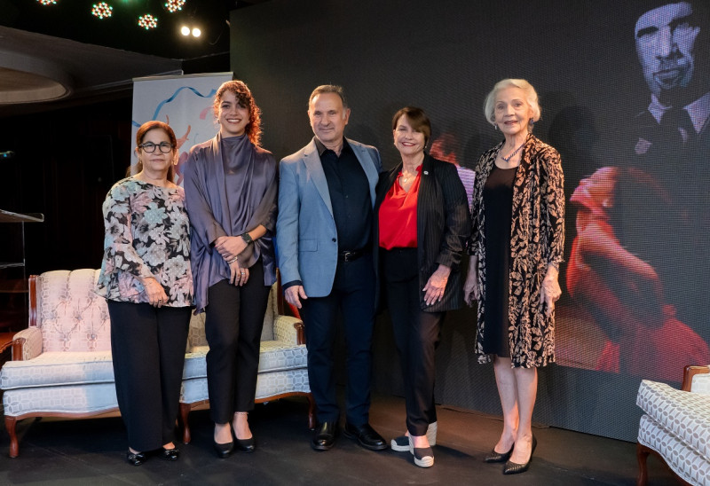 Sarah Esteva, Patricia de León, Carlos Veitía, Marianela Sallent e Irmgard Despradel durante el encuentro en el Centro León.